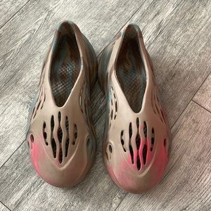 Yeezy foam runner size 5 woman’s MX sand grey